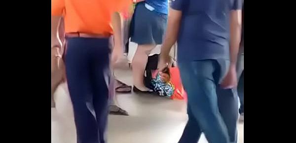  Gordinha safadinha bate uma pra namorado na fila do ônibus